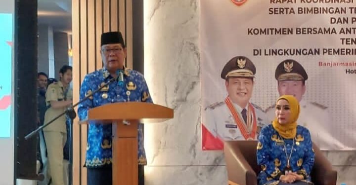 Gubernur Kalsel H Sahbirin Noor atau Paman Birin saat memberikan sambutan pada rapat koordinasi penerapan aplikasi Srikandi. (foto : istimewa)