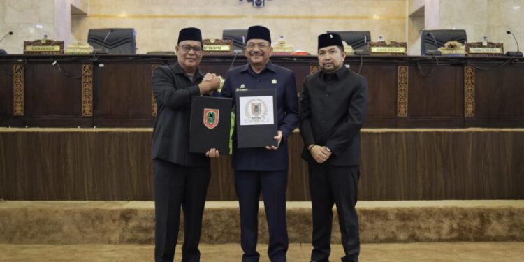 Gubernur Kalsel H Sahbirin Noor bersama Ketua DPRD Kalsel H Supian HK dan Wakil Ketua DPRD Kalsel M Syarifuddin menunjuk Perda Perubahan APBD 2023 usai paripurna. (foto : istimewa)