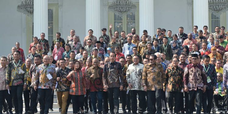 Gubernur Kalsel Sahbirin Noor bersama Presiden RI Joko Widodo dan Ketua serta Pengurus PWI seluruh Indonesia berfoto bersama di Istana Negara usai pembukaan Kongres PWI ke XXV.