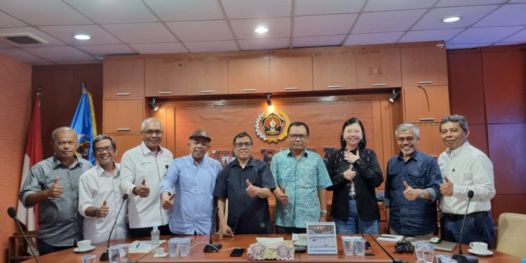 Foto bersama anggota PWI Pusat usai rapat. (foto : istimewa/PWI)