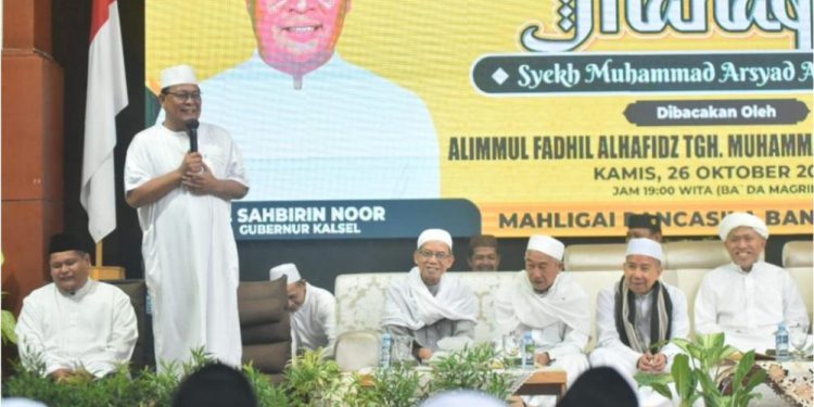 Gubernur Kalsel H Sahbirin Noor atau Paman Birin saat memberikan sambutan pada Manaqib Syekh Muhammad Arsyad Al Banjari. (foto : istimewa/adpim Kalsel )