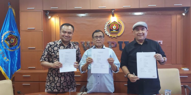 Ketua PWI Pusat Ch Hendri Bangun (tengah) saat menunjukan dokumen struktur pengurus pusat PWI Periode 2023-2028. (foto : istimewa)