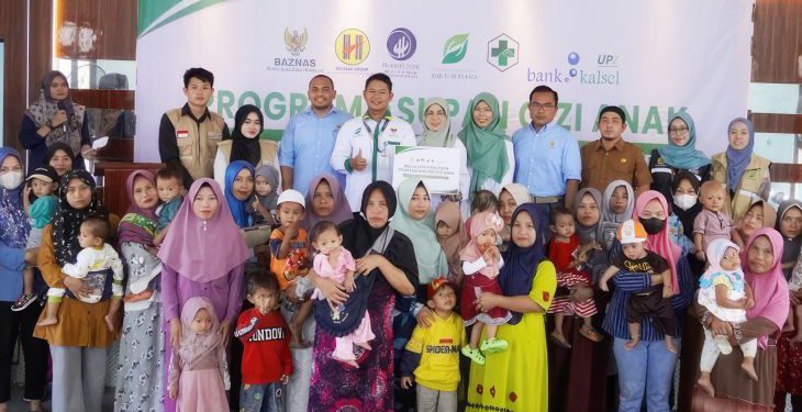 Foto bersama usai penyerahan bantuan. (foto : istimewa)