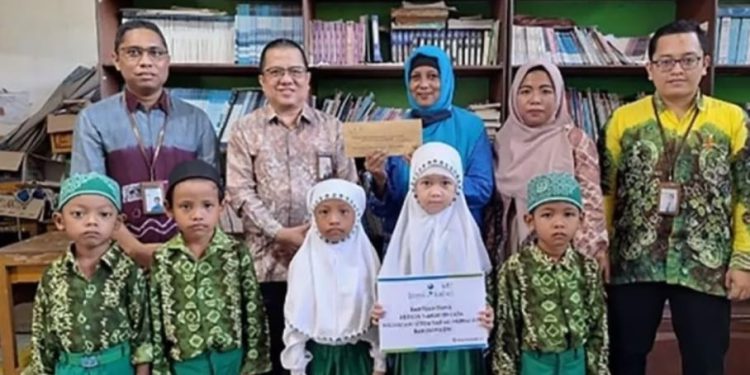 Foto bersama usai Penyerahan bantuan.