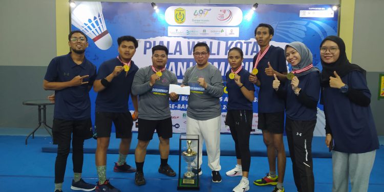 Tim FWB bersama Walikota Banjarmasin H Ibnu Sina usai penyerahan piala. (foto : shn/seputaran)