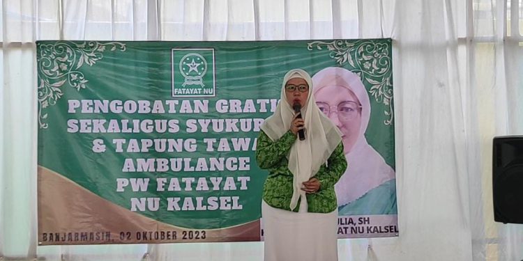 Ketua Fatayat NU Kalsel Hilyah Aulia memberikan sambutan pada pengobatan gratis di Teluk Kelayan. (foto : sdy/smr)