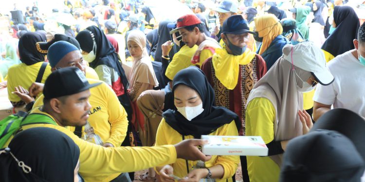 Panitia lomba jalan sehat bersama Sandi Fitrian Noor saat membagikan hadiah doorprize kepada peserta yang beruntung. (foto : istimewa)