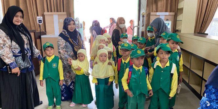 Murid TK Aisyiyah 6 Banjarmasin saat berkunjung ke Perpustakaan Tandean. (foto : istimewa)