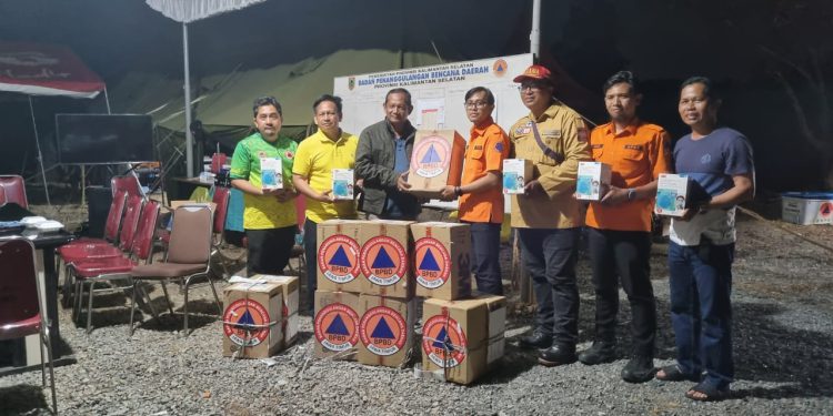 Kepala BPBD Kalsel R Suria Fadliansyah menerima bantuan secara simbolis dari Gubernur Jatim Khofifah Indar Parawansa berupa masker Merek N 95 dan masker kesehatan lainnya dengan total bantuan sebanyak 26 ribu lembar.  (foto : istimewa)