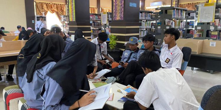 Murid SMKN 3 Banjarmasin saat di perpustakaan Palnam Dispersip Kalsel. (foto : istimewa)