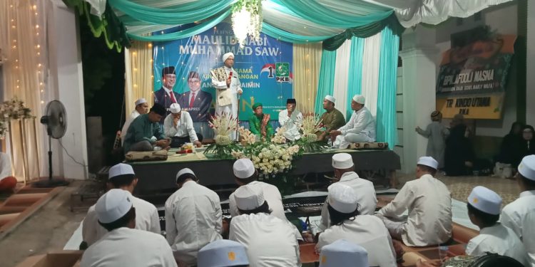 Habib Ali Khaidir Al Kaff saat memberikan tausiyah pada Maulid Nabi Muhammad SAW yang digelar DPC PKB Banjarmasin. (foto : sna/seputaran)