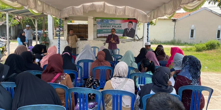 Anggota DPR RI Heru Widodo saat Sosialisasi 4 Pilar Kebangsaan di Jalan Sriwijaya kecamatan Landasan Ulin, Banjarbaru. (foto : istimewa)