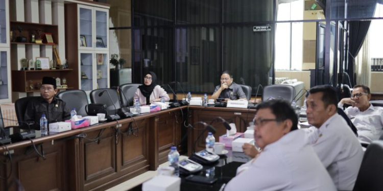 Pansus III DPRD Kalsel membahas Raperda tentang Penyelenggaraan Keperpustakaan dan Pembudayaan Literasi bersama tenaga ahli dan mitra kerja. (foto : istimewa)