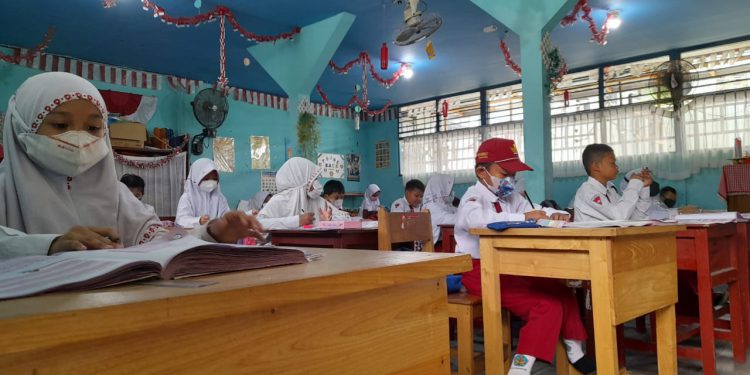 Aktivitas belajar mengajar di SDN Mawar 2 saat kabut asap. (foto : shn/seputaran)