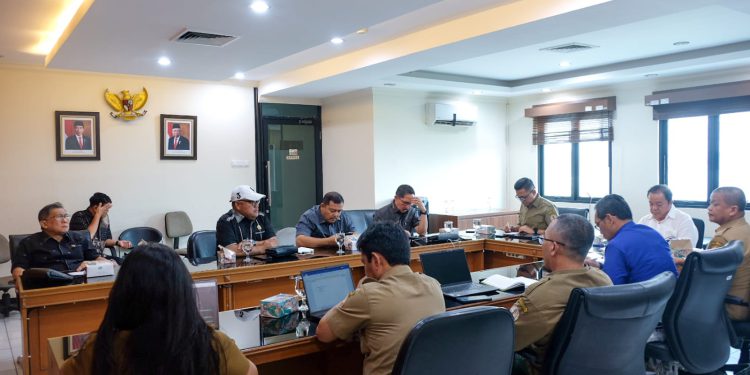 Komisi III DPRD Kalsel mendatangi Direktorat Jenderal Pengendalian Pencemaran dan Kerusakan Lingkungan (Ditjen PPKL) di Jakarta. (foto : istimewa)