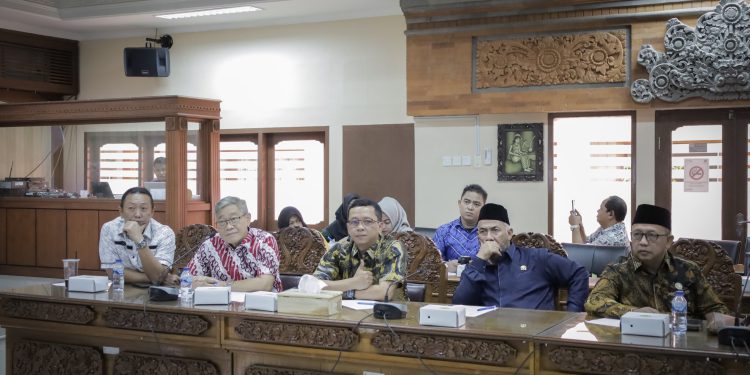 Komisi II DPRD Kalsel melaksanakan rapat komparasi ke Badan Pendapatan Daerah Provinsi Bali di Denpasar. (foto : istimewa)