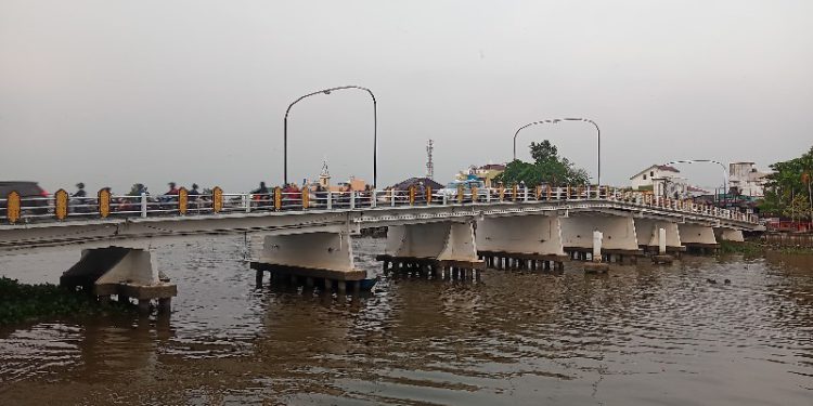 Jembatan Pasar Lama yang akan dipercantik dengan berbagai hiasa, salah satunya akan ada air mancur di bawahnya. (foto : shn/seputaran)