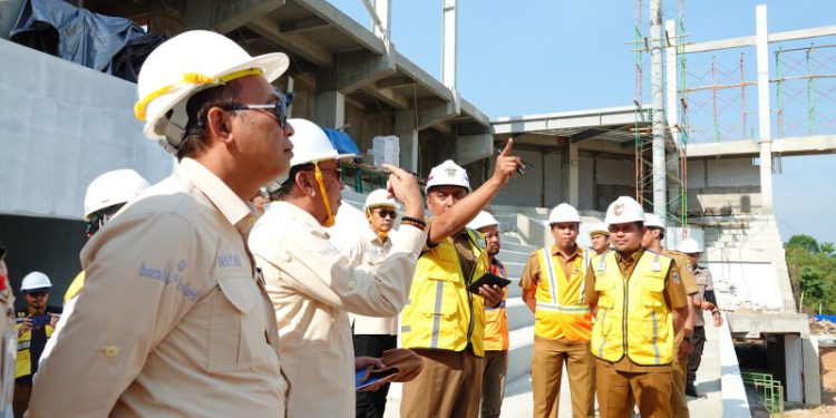 Peninjauan yang dilakukan Tenaga Ahli Gubernur Percepatan Pembangunan ke Gelanggang Olah Raga (GOR) di kawasan Kantor Gubernur Kalsel di Banjarbaru. (foto : istimewa)