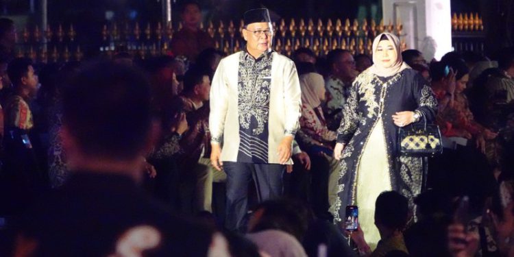 Gubernur Kalsel H Sahbirin Noor atau Paman Birin bersama istri Hj Raudatul Jannah saat di atas catwalk Istana Berbatik. (foto : istimewa/adpim Kalsel)