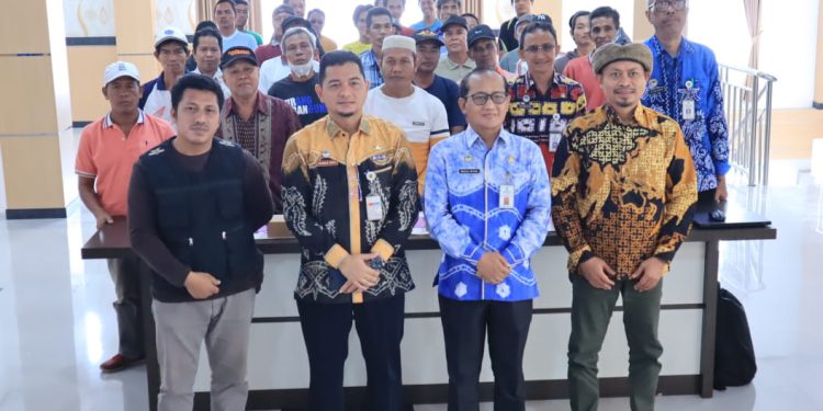 Kepala Disperdagin Banjarmasin Ichrom Muftezar dan peserta foto bersama di sela pelatihan olahan kayu, di Rumah Kemasan. (foto : shn/seputaran)