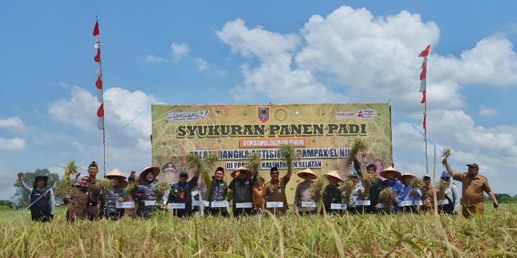 Gubernur Kalsel H Sahbirin Noor atau Paman Birin foto bersama saat panen raya. (foto : shn/seputaran)