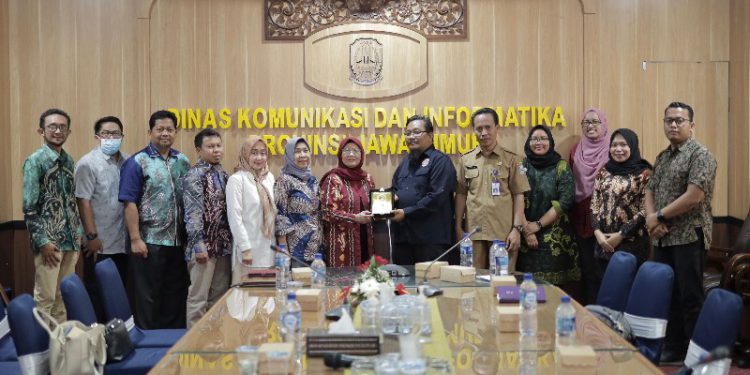 Komisi I DPRD Kalsel bersama Anggota KPID Kalsel dan Dinas Kominfo Kalsel bertandang dan terima plakat kenang-kenangan di Komisi Penyiaran Indonesia Provinsi Jawa Timur. (foto : istimewa)