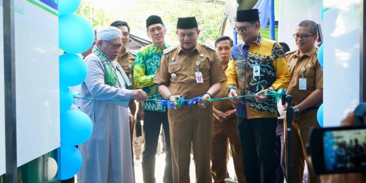 Pj Bupati HSS Hermansyah gunting pita tanda diresmikannya Kantor Bank Kalsel KCP Nagara. (foto : istimewa)