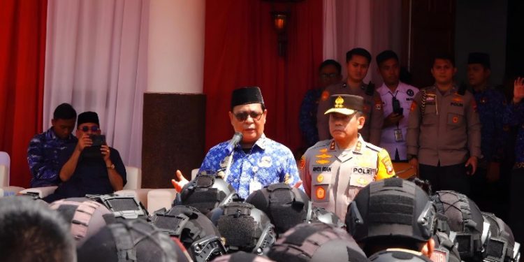 Gubernur Kalsel H Sahbirin Noor atau Paman Birin bersama Kapolda Kalsel Irjen Pol Andi Rian Djajadi saat diwawancarai wartawan di sela kegiatan. (foto : istimewa)