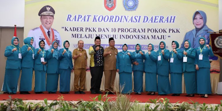 Gubernur Kalsel H Sahbirin Noor atau Paman Birin dan Ketua TP PKK Kalsel Hj Raudatul Jannah foto bersama di sela Rakor Daerah. (foto : istimewa)