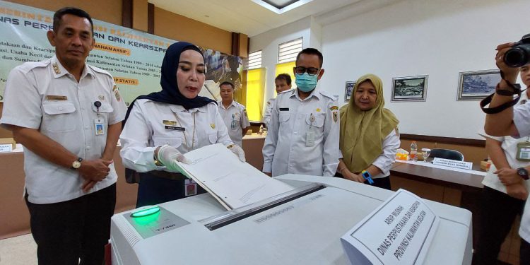 Proses pemusnahan arsip oleh Kepala Dispersip Kalsel Hj Nurliani Dardie. (foto : istimewa)