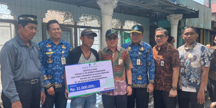 Penyerahan bantuan secara langsung oleh Direktur UPZ Bank Kalsel M Fajri Muhtadi kepada Normansyah selaku perwakilan warga yang terdampak kebakaran. (foto : istimewa/Bank Kalsel)