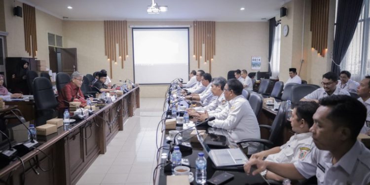 Komisi II DPRD Kalsel Raker bersama PT. Ambapers, PT. Bangun Banua, Biro Hukum Pemprov Kalsel, dan Biro Administrasi Pemprov Kalsel. (foto : putza/seputaran)