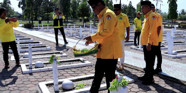 Ketua DPD Partai Golkar Kalsel H Sahbirin Noor atau Paman Birin saat memimpin tabur bunga di makam pahlawan Bumi Kencana. (foto : istimewa)