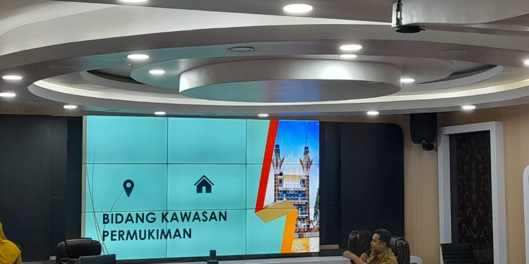 Kepala Disperkim Banjarmasin Chandra Iriandi Wijaya saat ekpose kawasan kumuh di Banjarmasin. (foto : shn/seputaran)