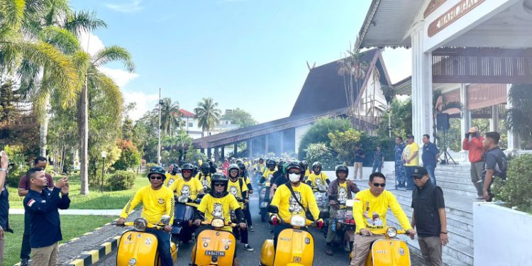 Gubernur Kalsel H Sahbirin Noor atau Paman Birin saat menjajal Vespa dari Mahligai menuju Kiram Park, lokasi Jamnas. (foto : istimewa/adpim Kalsel )