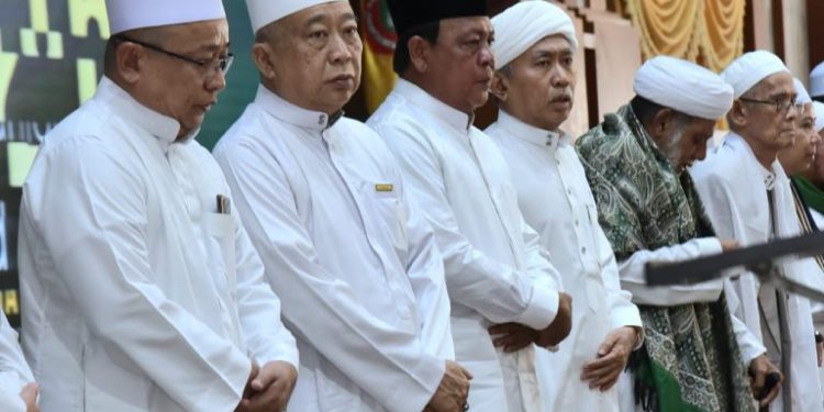 Gubernur Kalsel H Sahbirin Noor atau Paman Birin saat berfoto bersama dengan KH Hatim Salman semasa hidup. (foto : istimewa/Adpim Kalsel)