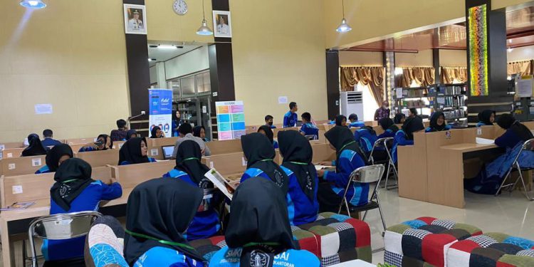 Rombongan SMKN 1 Barabai merasakan layanan Perpuspalnam saat berkunjung ke Dispersip Kalsel. (foto : istimewa)