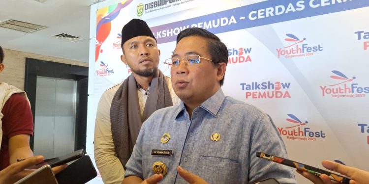 Walikota Banjarmasin H Ibnu Sina saat diwawancarai wartawan di sela kegiatan Talkshow Pemuda Youthfest Banjarmasin. (foto : shn/seputaran)