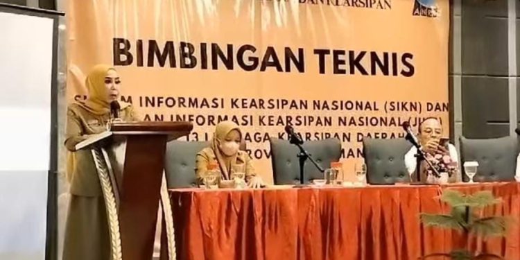 Kepala Dispersip Kalsel Hj Nurliani Dardie saat memberikan sambutan pada Bimtek SIKN dan JIKN. (foto : istimewa)