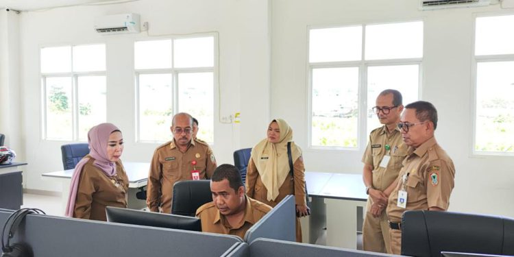 Wadir RSUD Ulin Banjarmasin Bidang Administrasi Umum dan Keuangan Agus Dyan Nur, mengunjungi Perpustakaan Palnam yang diterima langsung Kepala Dispersip Kalsel Hj Nurliani Dardie. (foto : istimewa)