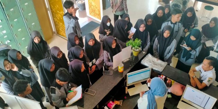 Rombongan SMKN 1 Amuntai HSU saat kunjungan ke Perpustakaan Palnam Dispersip Kalsel. (foto : istimewa)