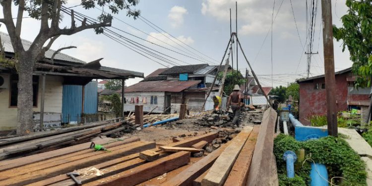 Perbaikan Jembatan Pangeran Sungai Kindaung yang masih dalam tahap pengerjaan. (foto : shn/seputaran)