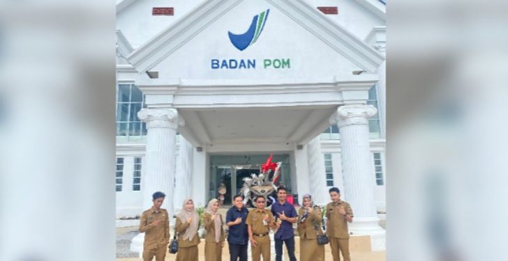 Foto bersama usai penyerahan arsip yang ingin dimusnahkan oleh BPOM Kalsel kepada Dispersip Kalsel. (foto : istimewa)