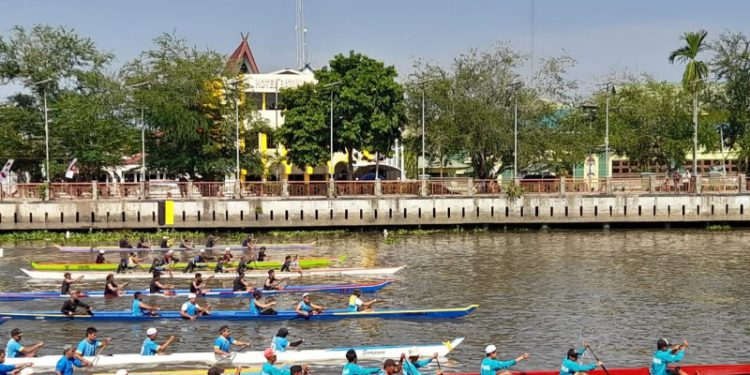 Peserta lomba jukung tradisional dan perahu naga saat ancang-ancang start. (foto : shn/seputaran)