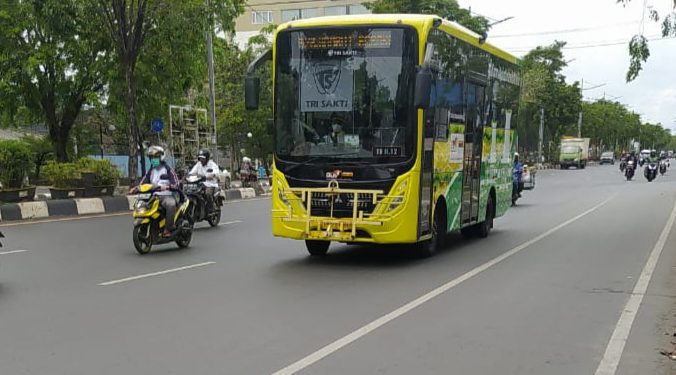 Bus Trans Banjarmasin saat beroperasi di jalan. (foto : shn/seputaran)