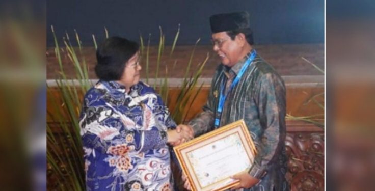 Gubernur Kalsel H Sahbirin Noor atau akrab disapa Paman Birin terima penghargaan dari Menteri Lingkungan Hidup dan Kehutanan (LHK) Republik Indonesia (RI) Siti Nurbaya Bakar. (foto : istimewa/Adpim Kalsel)