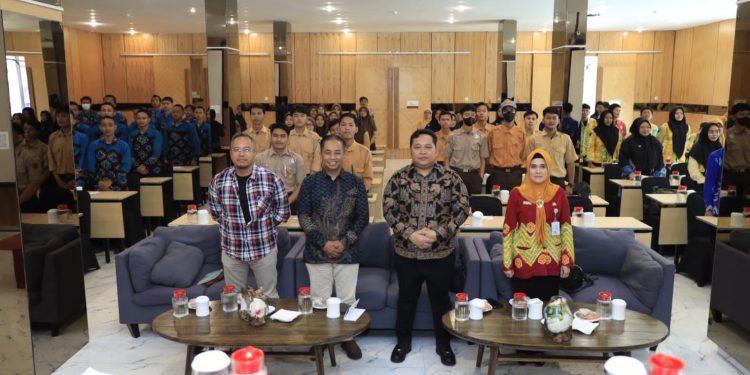 Narasumber dan Panitia serta peserta foto bersama usai kegiatan sosialisasi edukasi dan Pemilu 2024. (foto : istimewa)