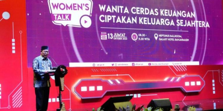 Gubernur Kalsel H Sahbirin Noor atau Paman Birin saat sambutan pada Women’s Talk: Wanita Cerdas Keuangan, Ciptakan Keluarga Sejahtera. (foto : istimewa/Adpim Kalsel)