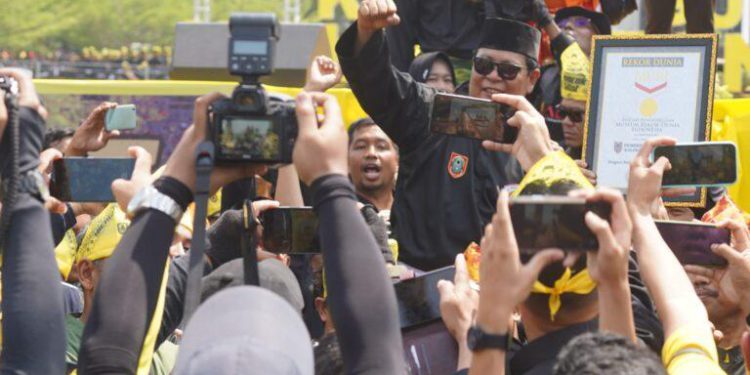 Ketua IPSI Kalsel H Sahbirin Noor atau Paman Birin yang juga Gubernur Kalsel saat diusung para pesilat usai menerima sertifikat rekor MURI. (foto : istimewa/Adpim Kalsel)