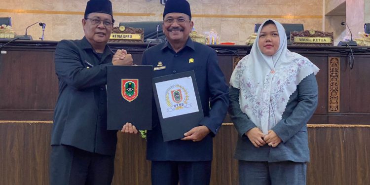 Gubernur Kalsel H Sahbirin Noor, Ketua DPRD Kalsel H Supian HK dan Wakil Ketua DPRD Kalsel Hj Mariana saat menunjukan dokumen APBD 2024. (foto : istimewa)